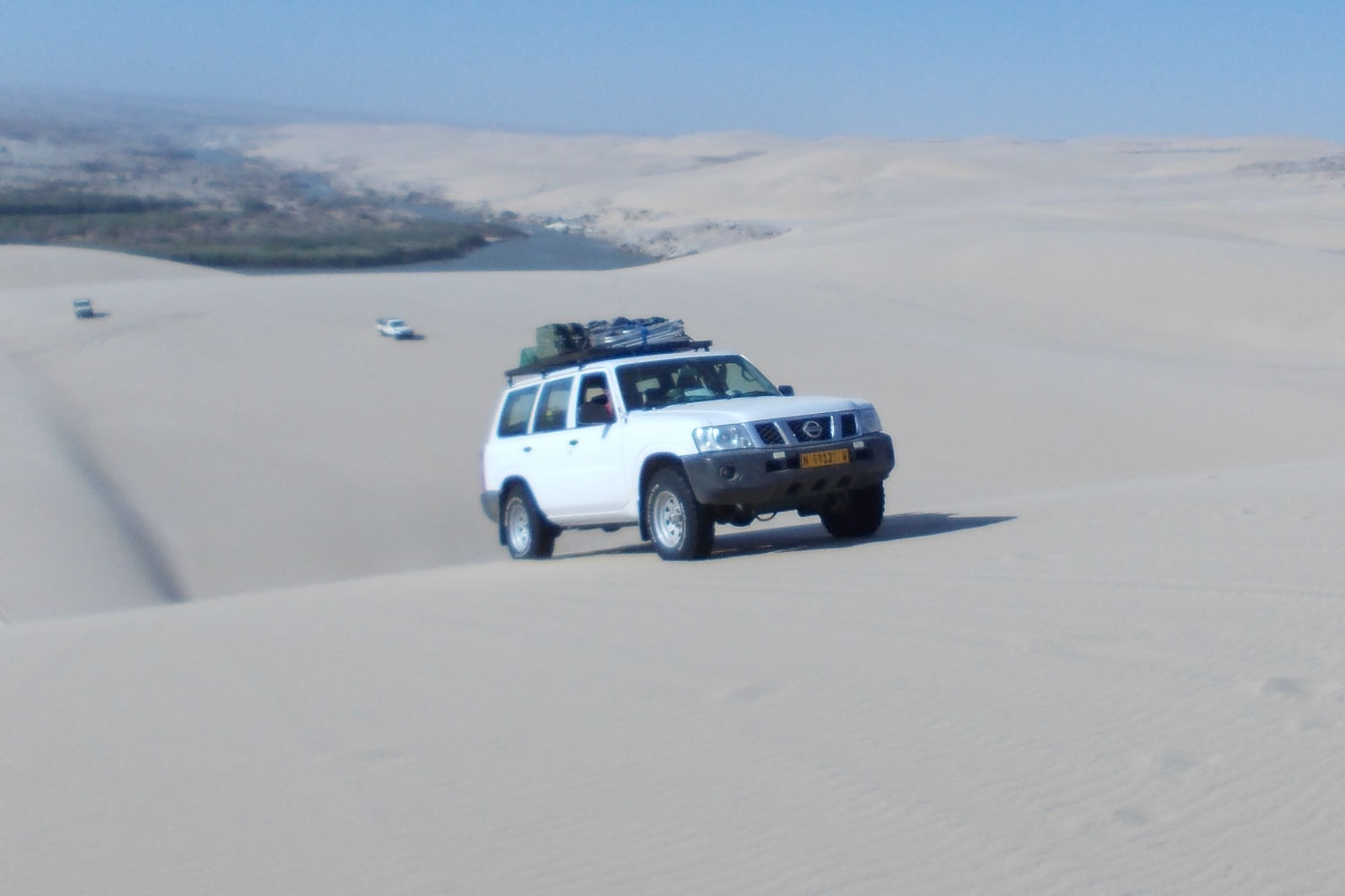4x4-vehicle driving in the dunes